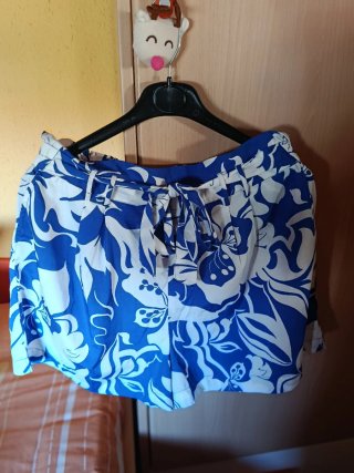 Falda pantalón floral azul y blanco