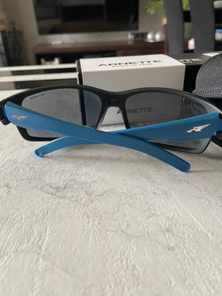 Gafas de sol Arnette negras y azules
