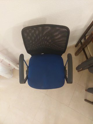 Silla ergonómica de oficina azul y negra