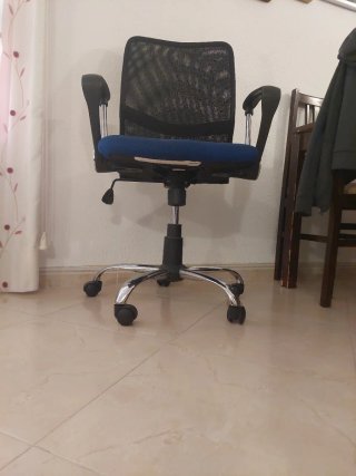 Silla ergonómica de oficina azul y negra