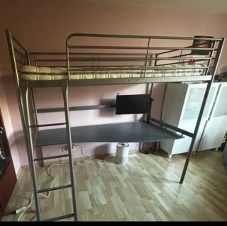 Cama alta con escritorio.