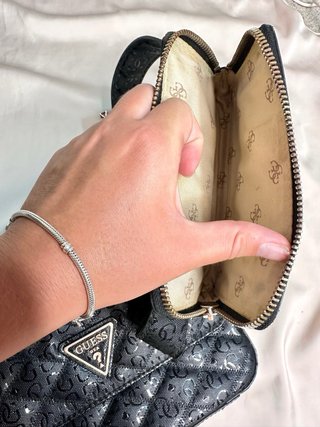 Bolso Guess negro con monedero