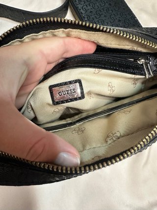Bolso Guess negro con monedero