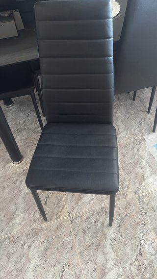 Tavolo da pranzo e 4 sedie nere
