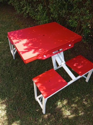 Mesa plegable roja con sillas