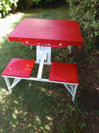 Mesa plegable roja con sillas