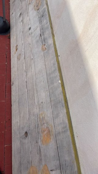 Banco de trabajo con caballetes metálicos y tabler