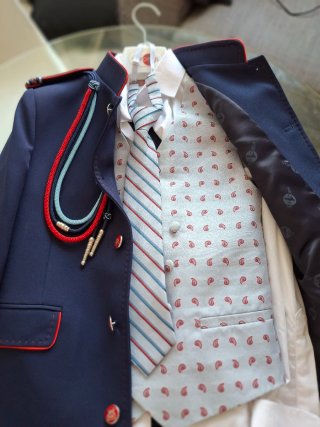 Traje de niño azul con detalles rojos