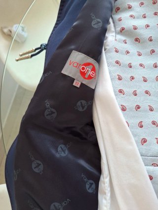 Traje de niño azul con detalles rojos
