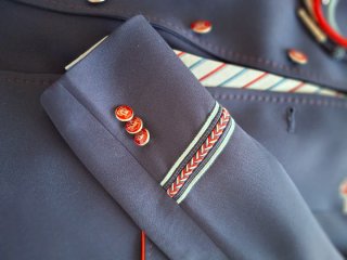 Traje de niño azul con detalles rojos