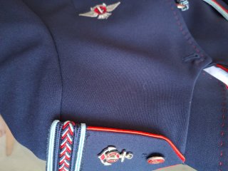 Traje de niño azul con detalles rojos
