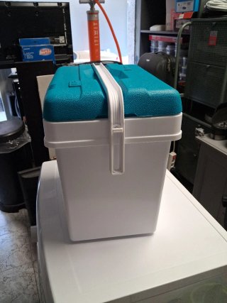 Nevera portátil azul y blanca