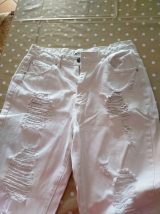 Pantaloni bianchi strappati