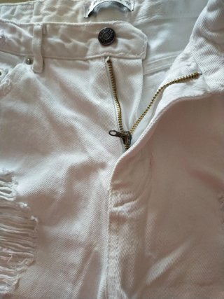 Pantaloni bianchi strappati