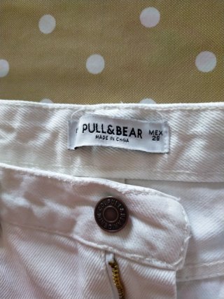 Pantaloni bianchi strappati