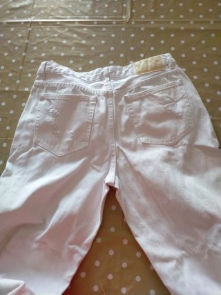 Pantaloni bianchi strappati