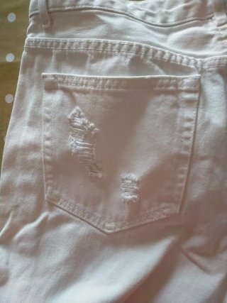 Pantaloni bianchi strappati