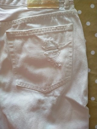 Pantaloni bianchi strappati