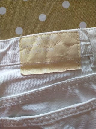 Pantaloni bianchi strappati