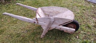 Carriola antica in legno