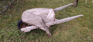 Carriola antica in legno