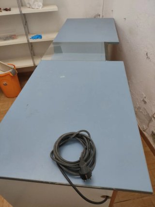 Mostrador de tienda madera y plástico