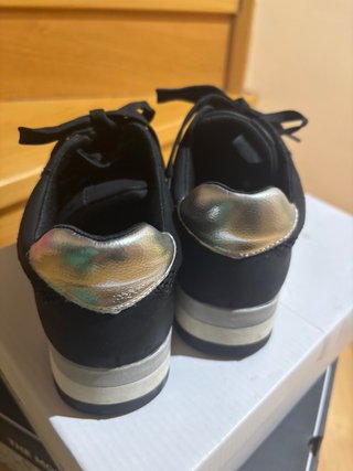 Zapatillas negras y plateadas talla 37