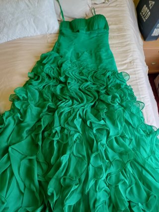 Vestido de fiesta verde con volantes