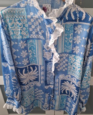 Camisa estampada con volantes