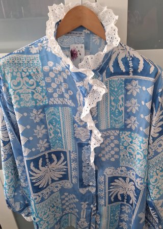 Camisa estampada con volantes