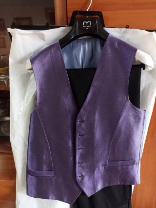 Traje de ceremonia FUENTECAPALA morado y negro