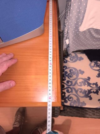 Escritorio de madera con cajones