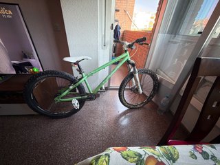 Bicicleta verde en buen estado 24x2.60