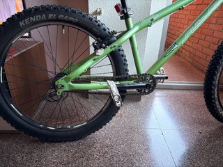 Bicicleta verde en buen estado 24x2.60