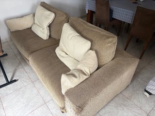 Sofá de tela beige y marrón