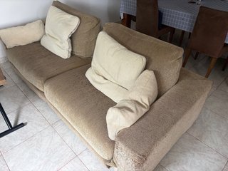 Sofá de tela beige y marrón