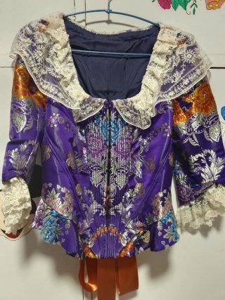 Zapatos de fallera morados con pedrería