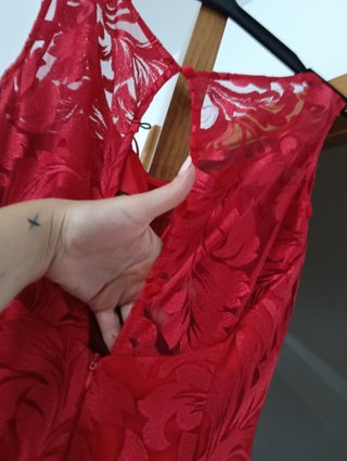 Vestido rojo elegante espalda descubierto
