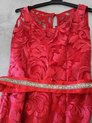 Vestido rojo elegante espalda descubierto