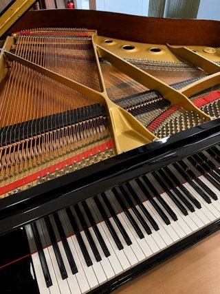 Piano de cola Kawai GE30
