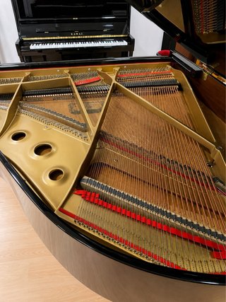 Piano de cola Kawai GE30