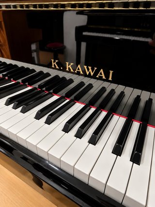 Piano de cola Kawai GE30