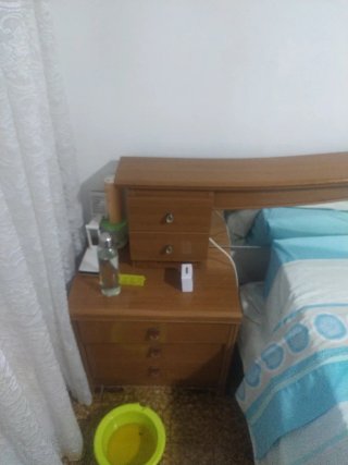 Ropero de madera con mesita y cabecero