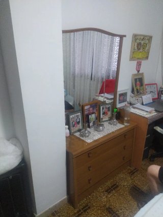 Ropero de madera con mesita y cabecero