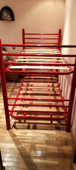 Litera metálica roja con somier de madera