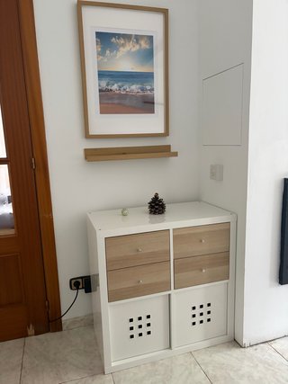 Estantería blanca y madera