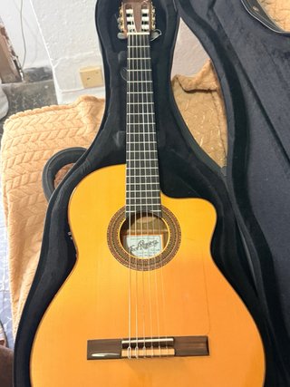 Guitarra Ramirez Amplificada con funda incluida