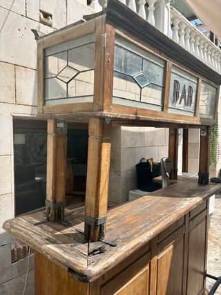 Barra de bar de madera con tirador Mahou