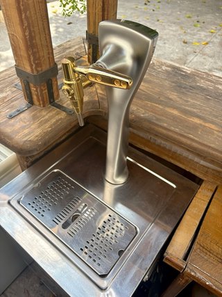 Barra de bar de madera con tirador Mahou