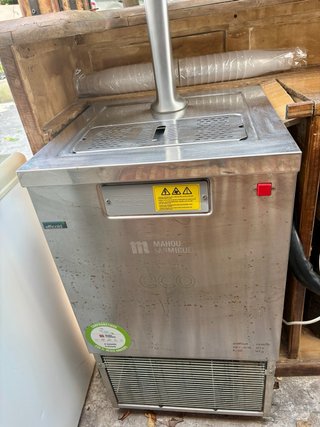 Barra de bar de madera con tirador Mahou